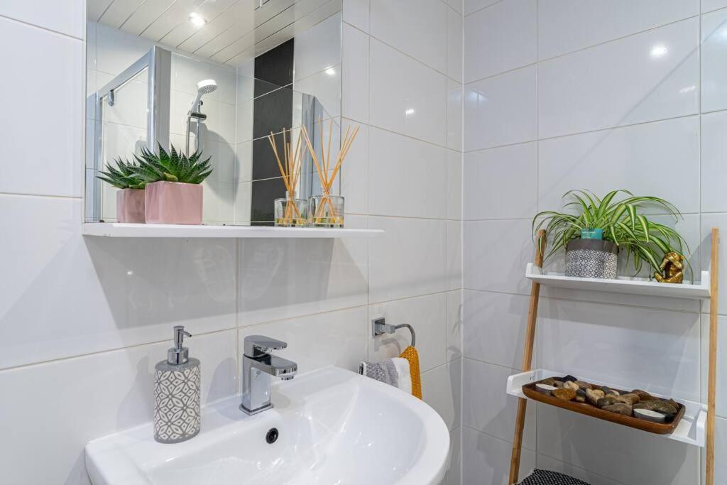Stylish City Pad With Free Private Parking กลาสโกว์ ภายนอก รูปภาพ